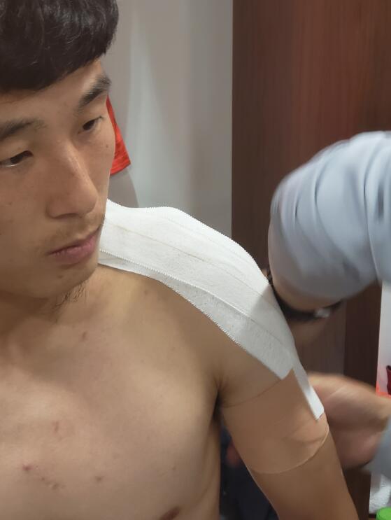 武磊带伤出战依旧不减杀手本色,武磊13年单场三次帽子戏法