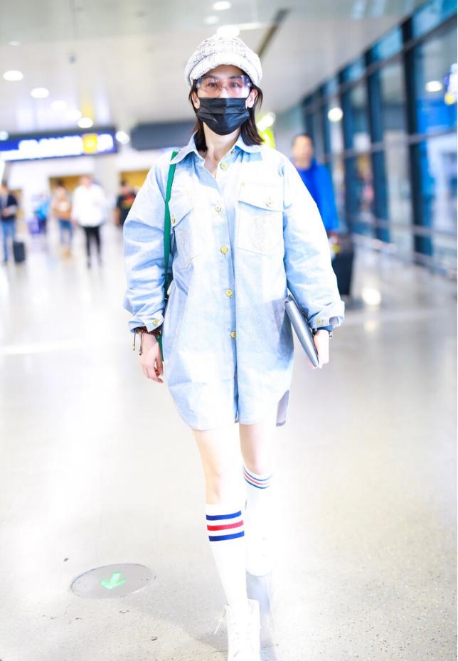 41岁黄圣依穿粉衣年轻貌美,黄圣依当妈