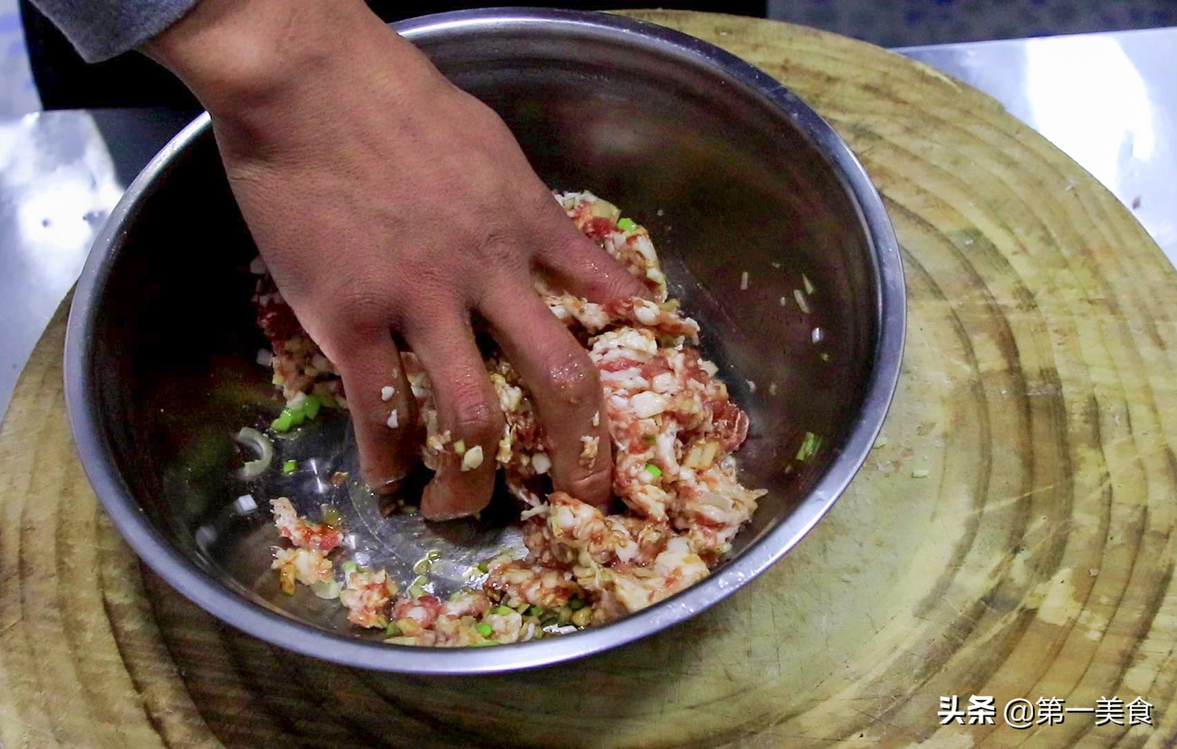 狮子头怎么做才松软又好吃,红烧狮子头为什么加鸡蛋