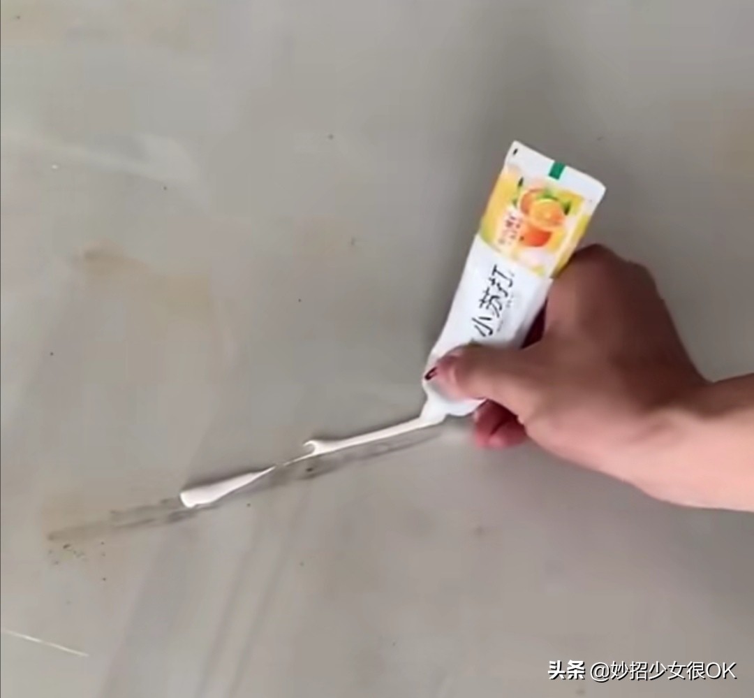 瓷砖上有一条条类似划痕是为什么,装修完瓷砖表面有很多划痕怎么办