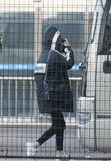 杨幂穿打底袜好看吗,杨幂穿长筒袜的穿搭