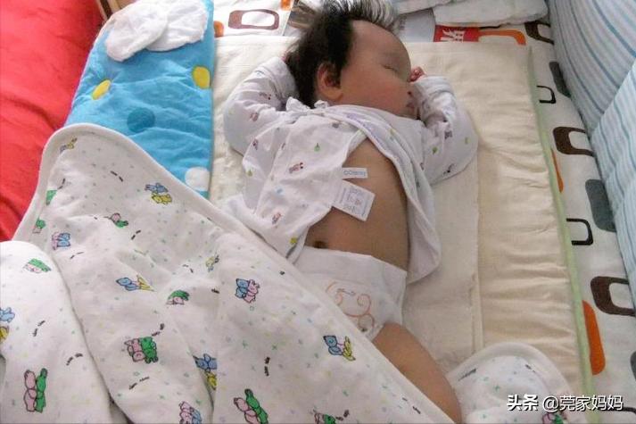 宝宝身体很凉却一直蹬被子,宝宝秋凉晚上睡觉蹬被子怎么办