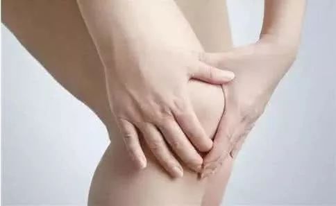 膝盖因积水而痛怎么治疗好得快,膝盖为何积水