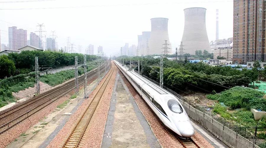 郑州的高架桥上看火车，铁龙慢游咣~咣~铛~铛