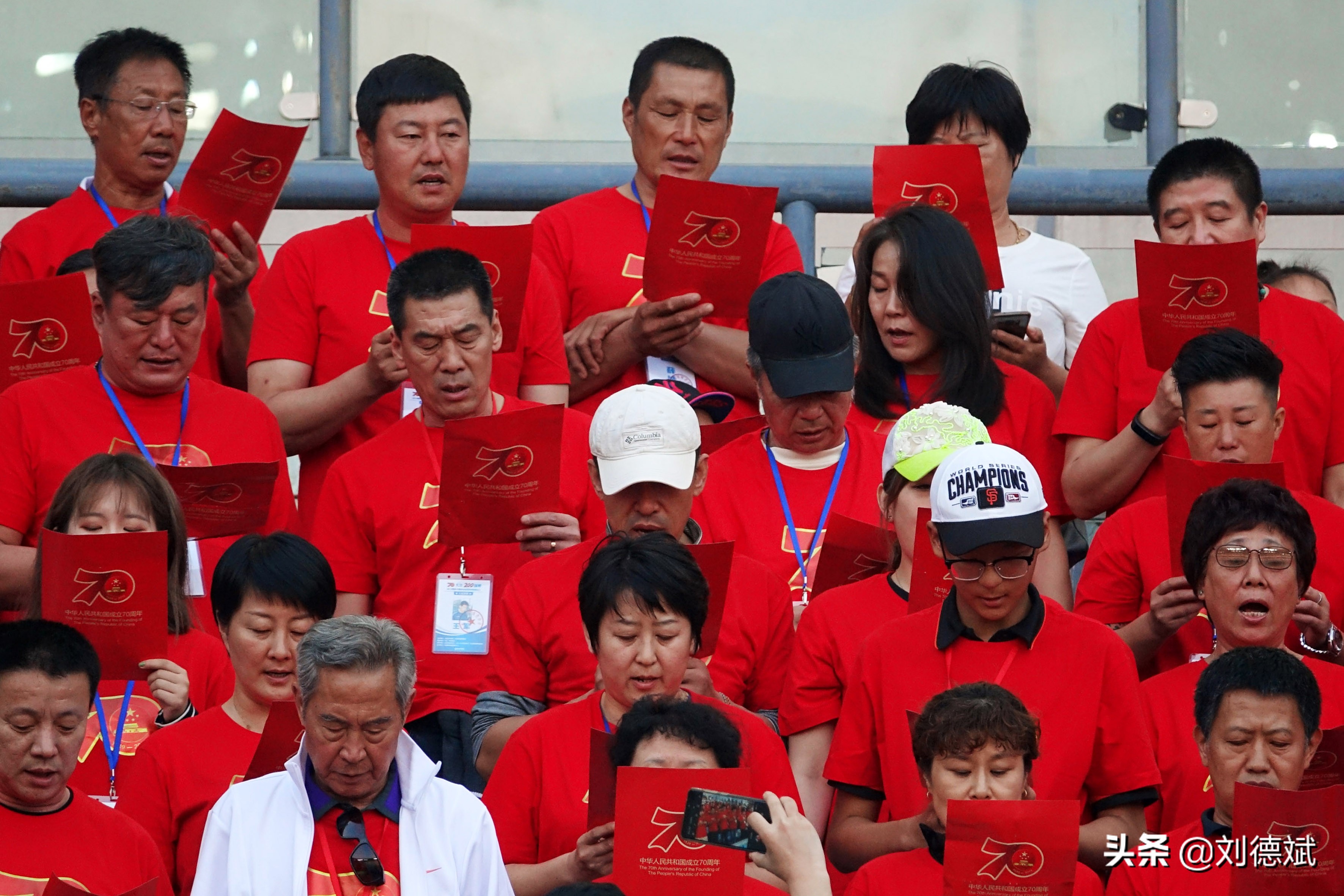 大连球迷唱国歌,大连70名国足助阵