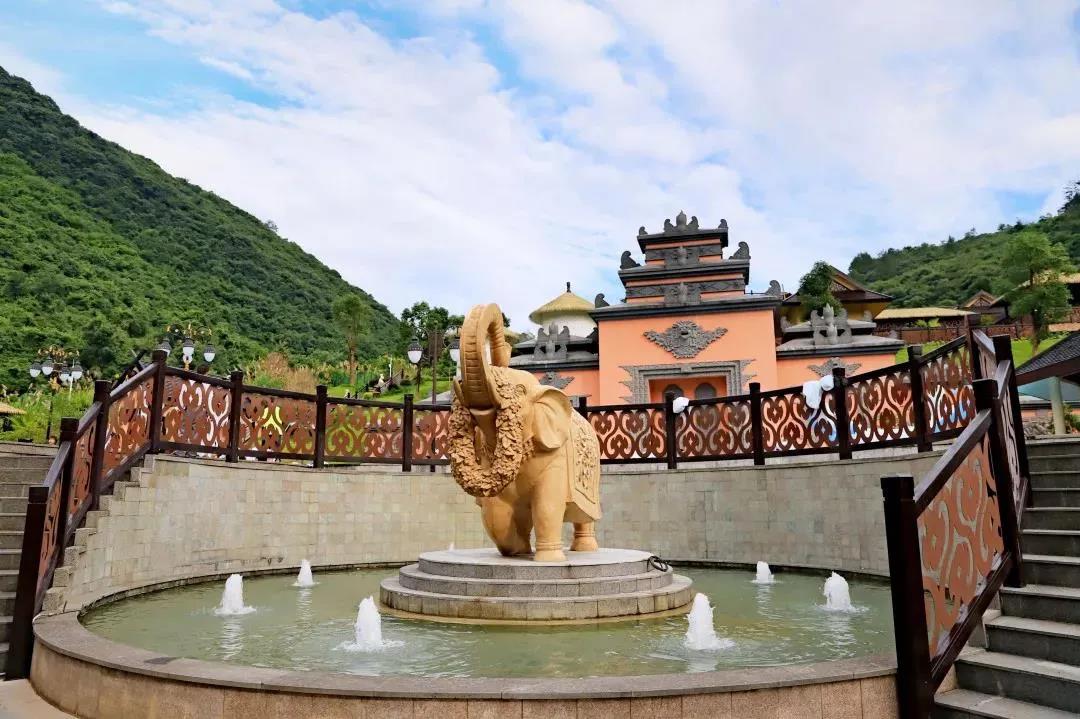 韶关的世外桃源，泡巴厘岛温泉，观小黄果树瀑布，享山景无边泳池