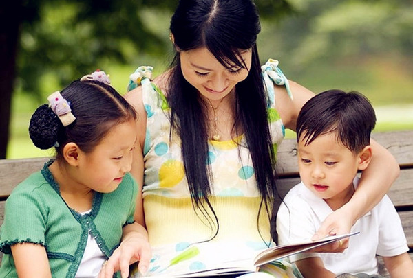 孩子爱动手家长正确做法,小孩恶作剧应该怎么教育