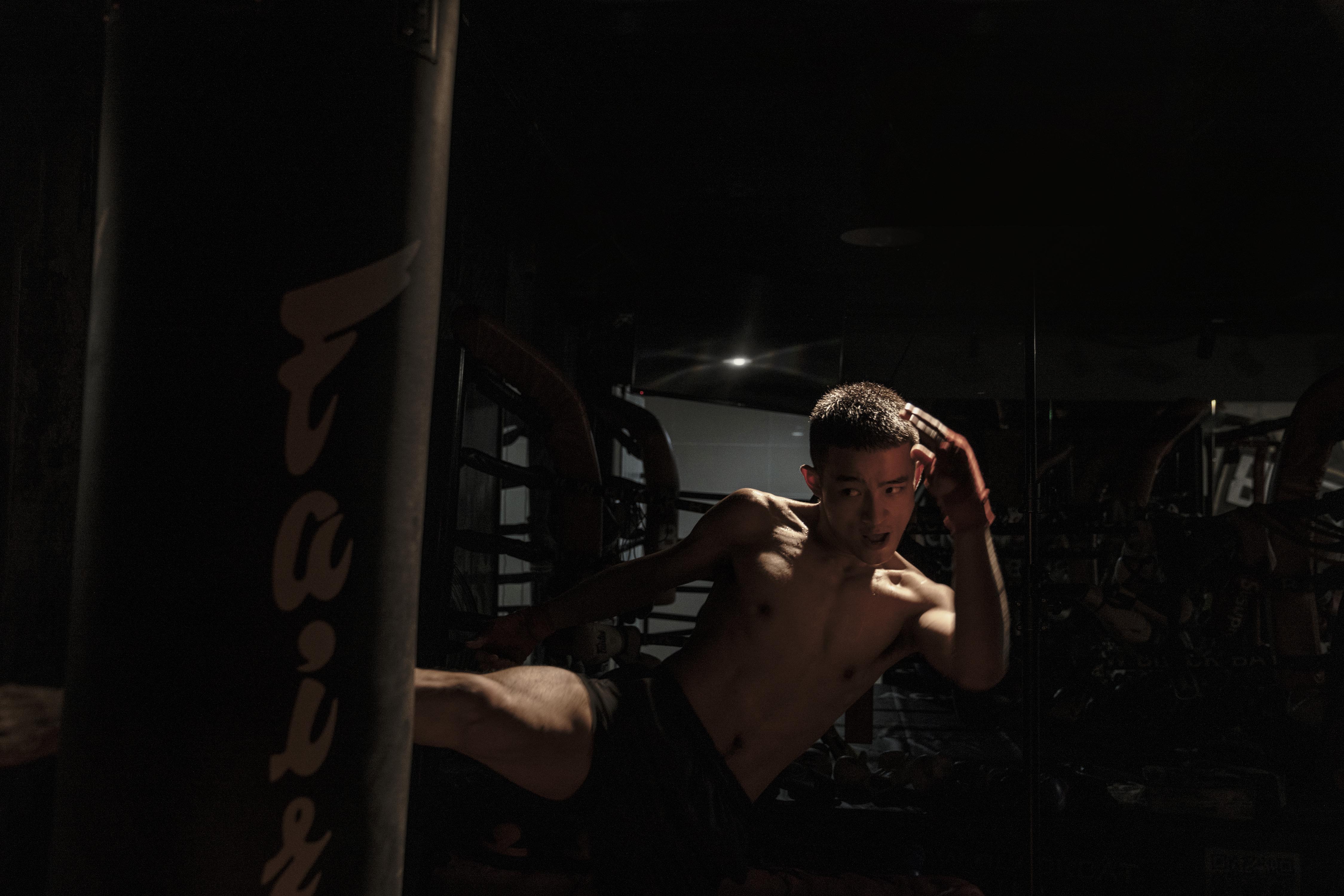 周政杰拳击写真荷尔蒙满满动作霸气充满魅力