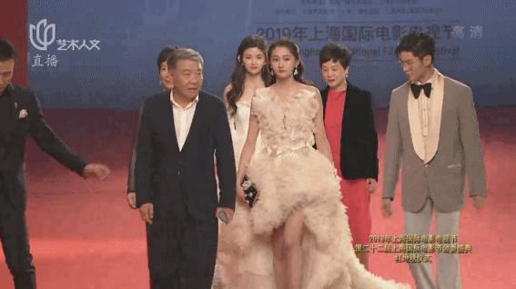 关晓彤″副乳″比胸还大？大型翻车现场太辣眼睛...