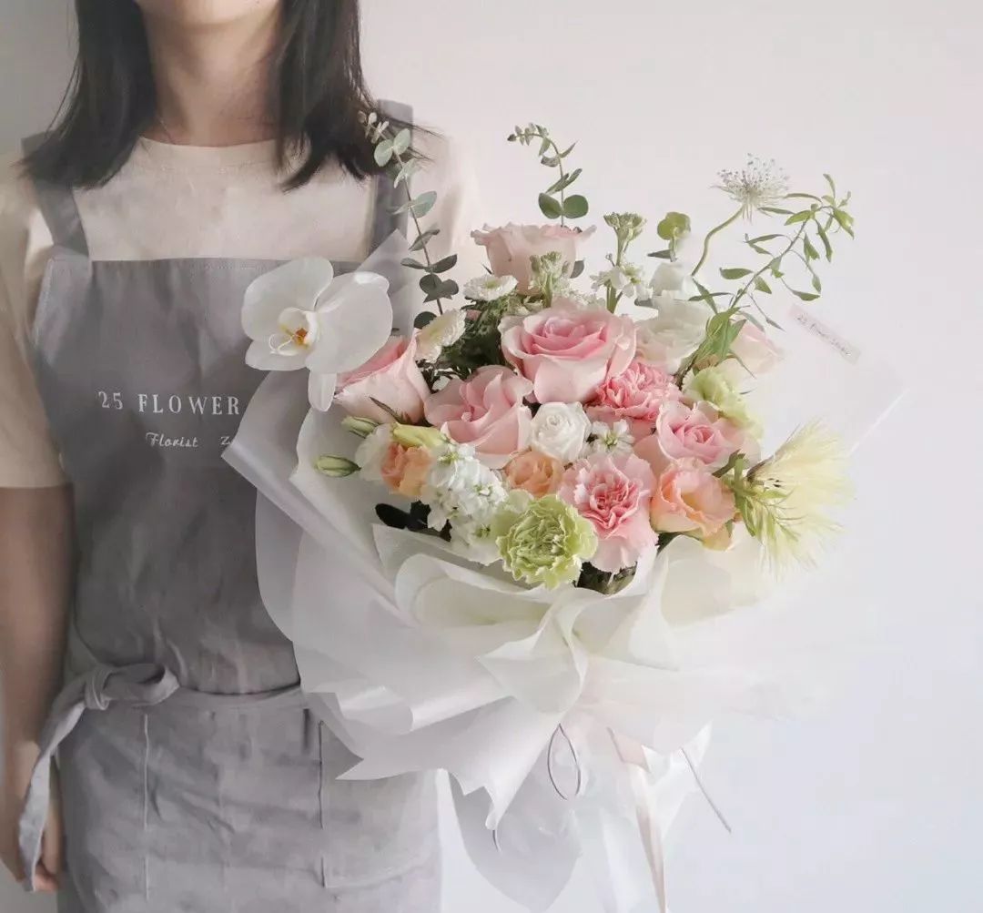 鲜花店日常换水整理花材,花要不要经常换水