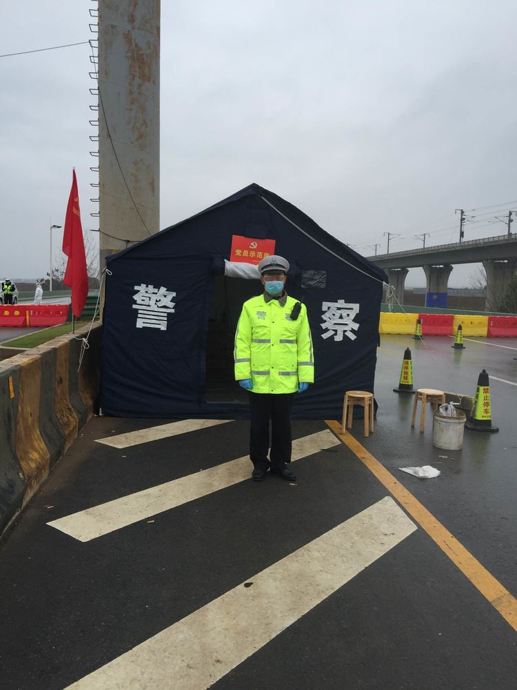 59岁老民警主动请缨上疫情防控一线，龙其安以卡为家创作抗疫诗歌