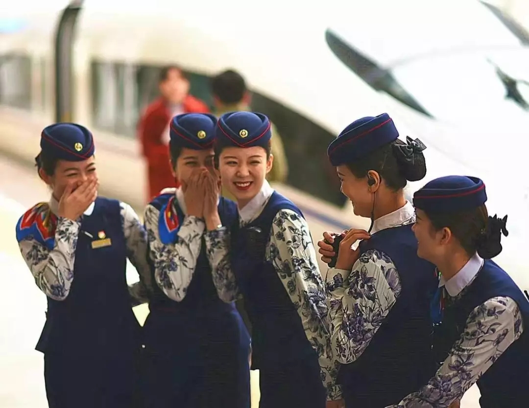 关于调整互联网，电话订票起售时间的公告