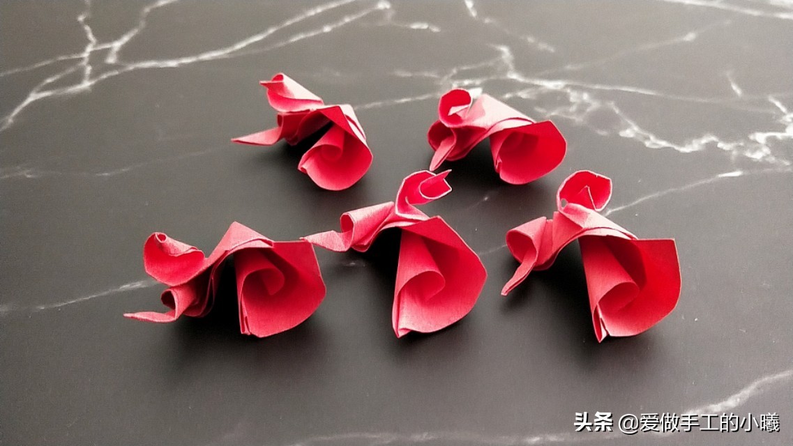 玫瑰花正方形折纸教程图解,怎么样用折纸叠出来简单的玫瑰花