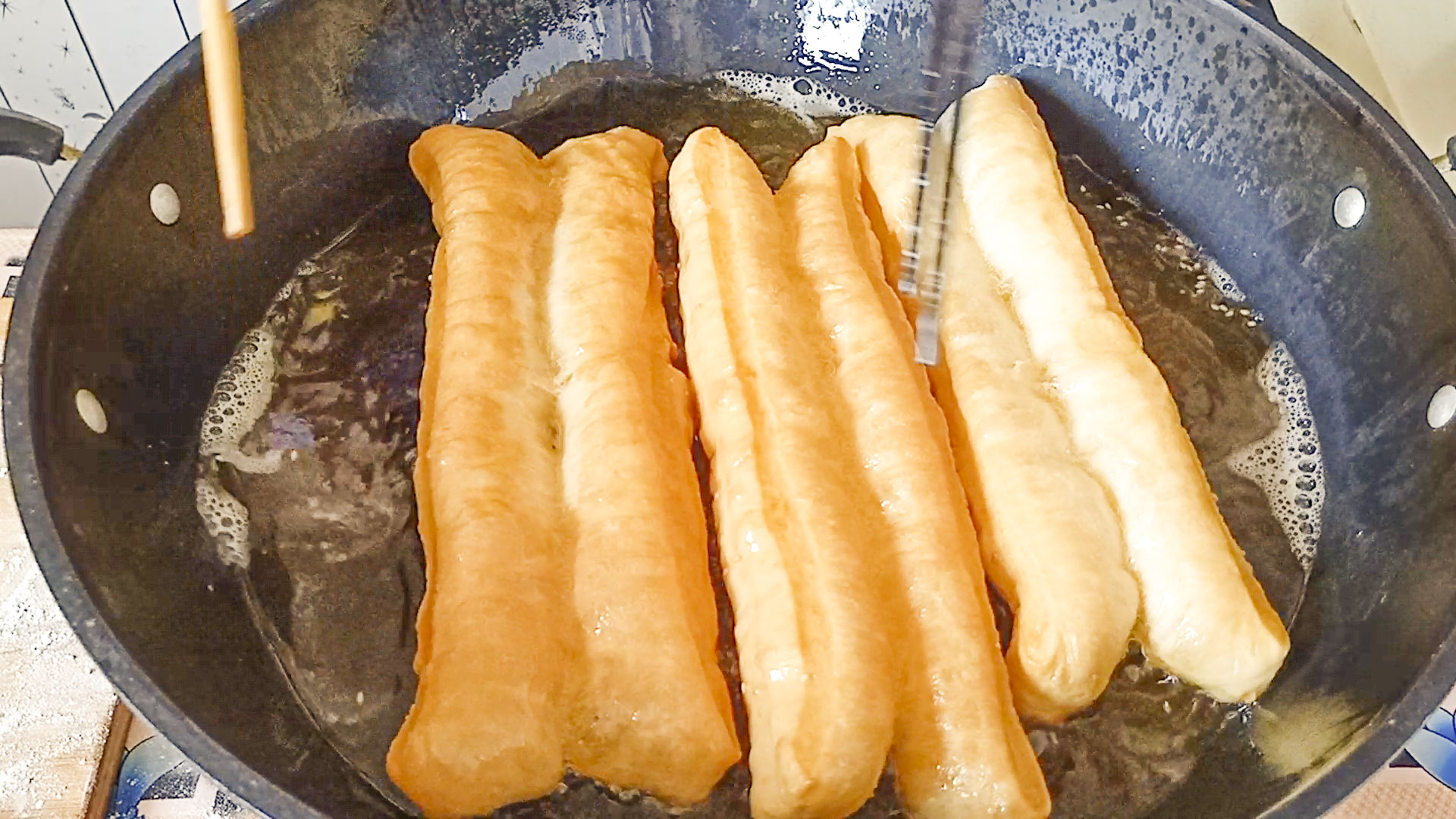 宅家油条是越做越好吃,宅家零食暄软油条的做法