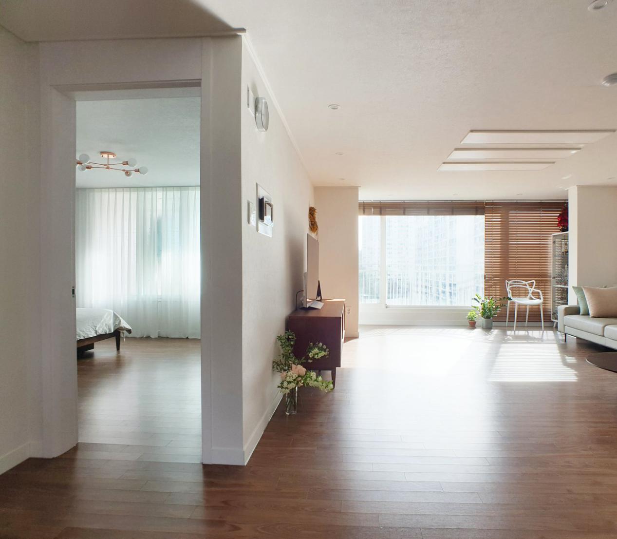 不多买,定期扔,85平米干净得太赏心悦目了,再住10年也照样清爽