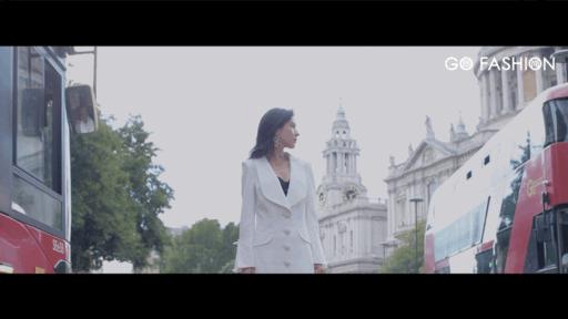 张予曦戴金丝框眼镜,张予曦银色服装