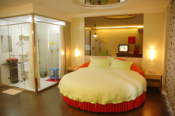 情侣套房的床为什么是圆的,情侣房为什么是圆床