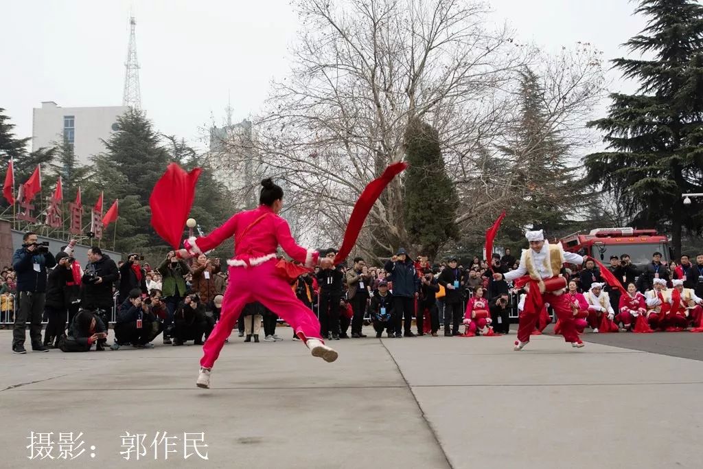 城关镇社火表演安塞腰鼓,社火打腰鼓