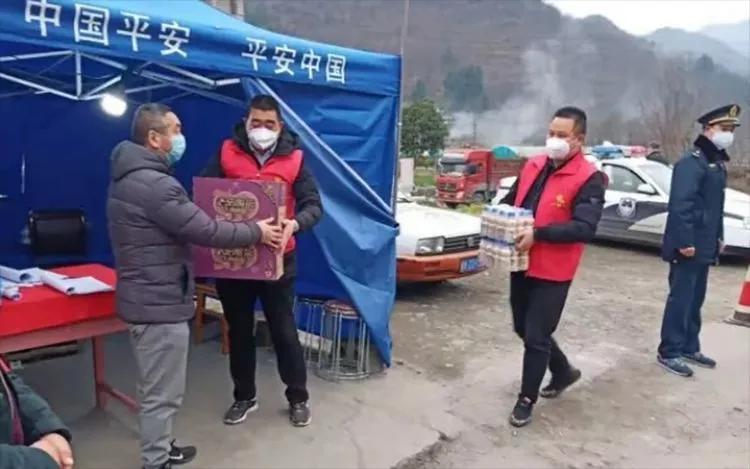 抗疫一线志愿者照片,志愿红助力疫情防控阻击战