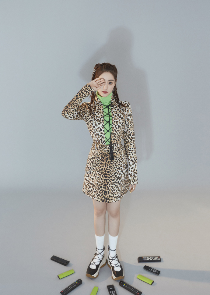 迪丽热巴杨幂高开叉长裙,她是杨幂新捧的女艺人