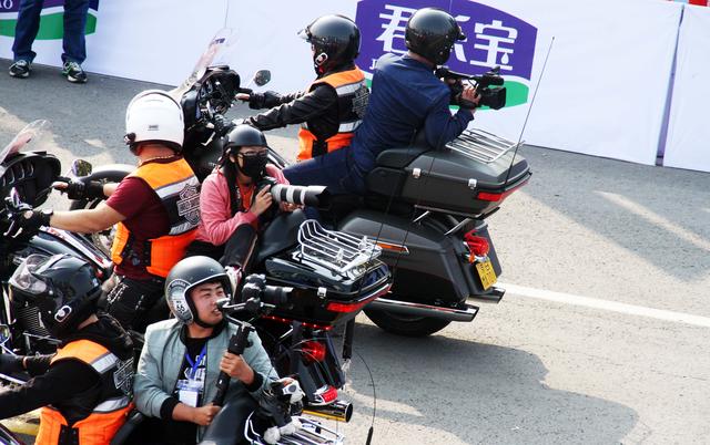 马拉松2万人奔跑,2万高颜值公路赛