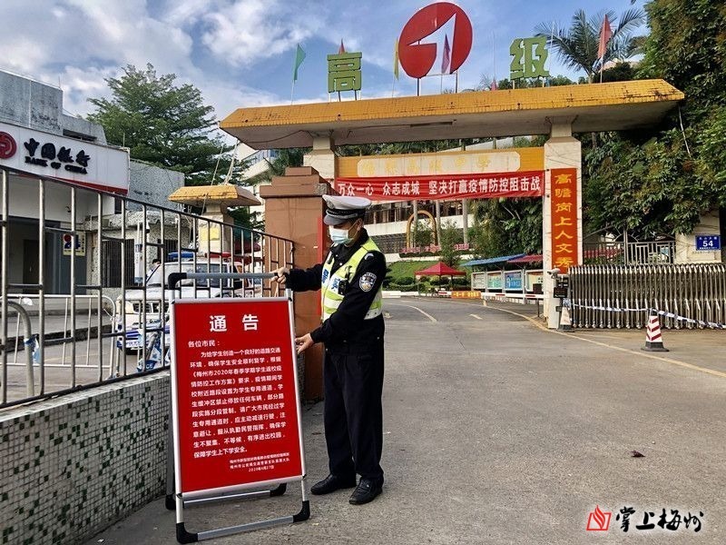 久违的“开学大片”奉上！春风十里，不如校园有你！