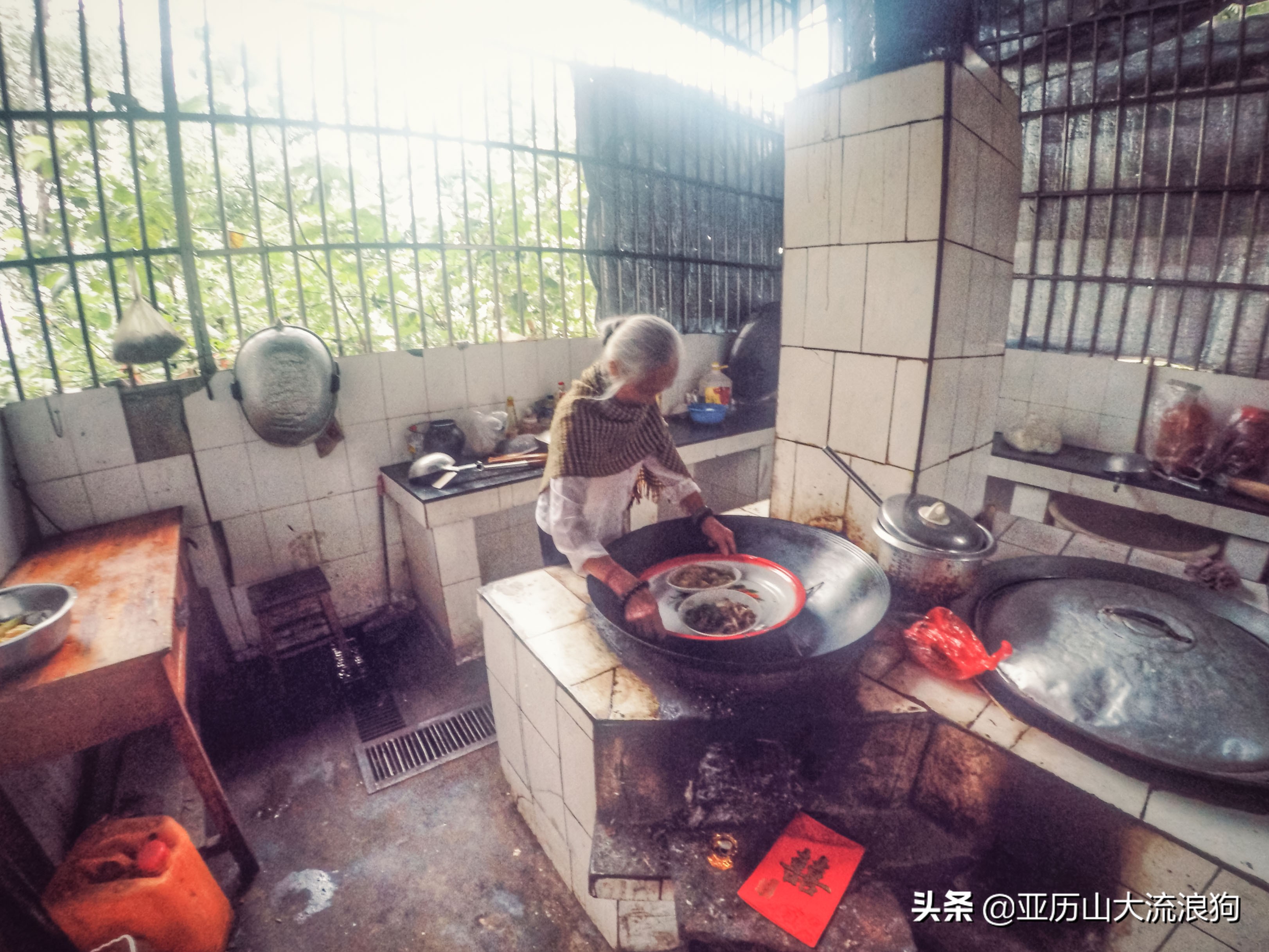 中缅边境的佛寺,旅途中遇到藏区僧人