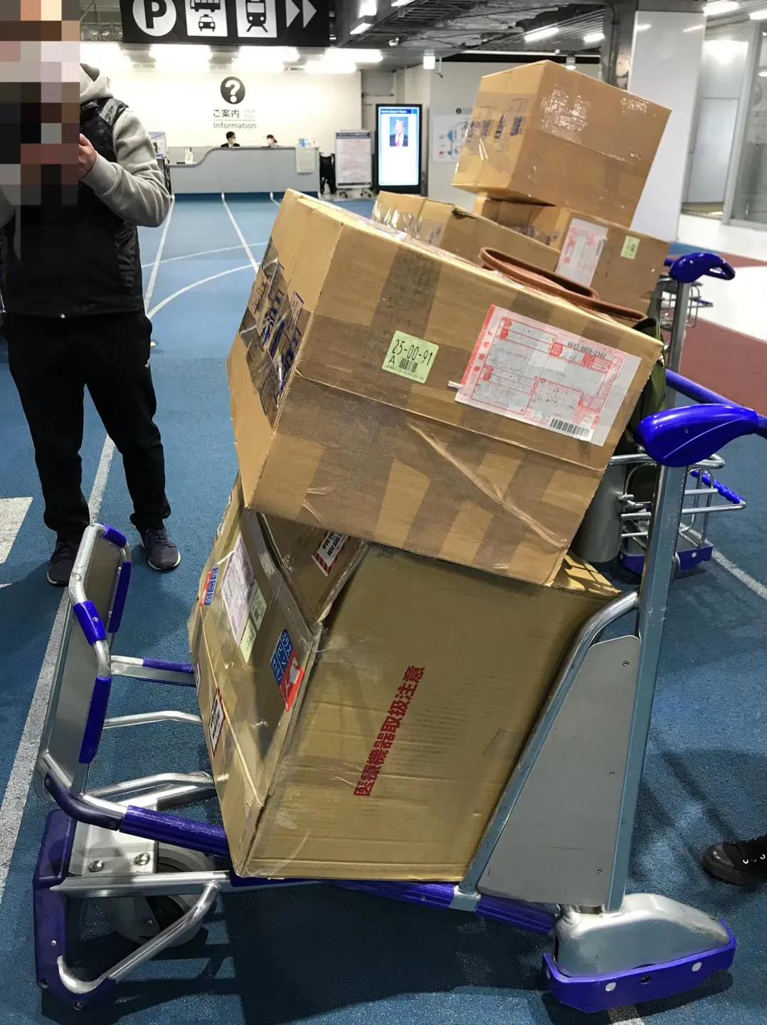 从土耳其背口罩回来捐赠,从国外背回抗疫物资