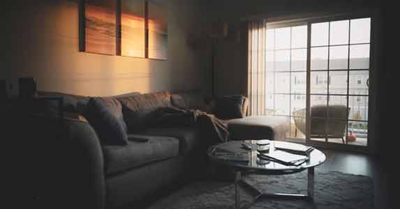 我月薪3500儿子手术费却要11万，发愁时我在邻居门口捡到20万现金