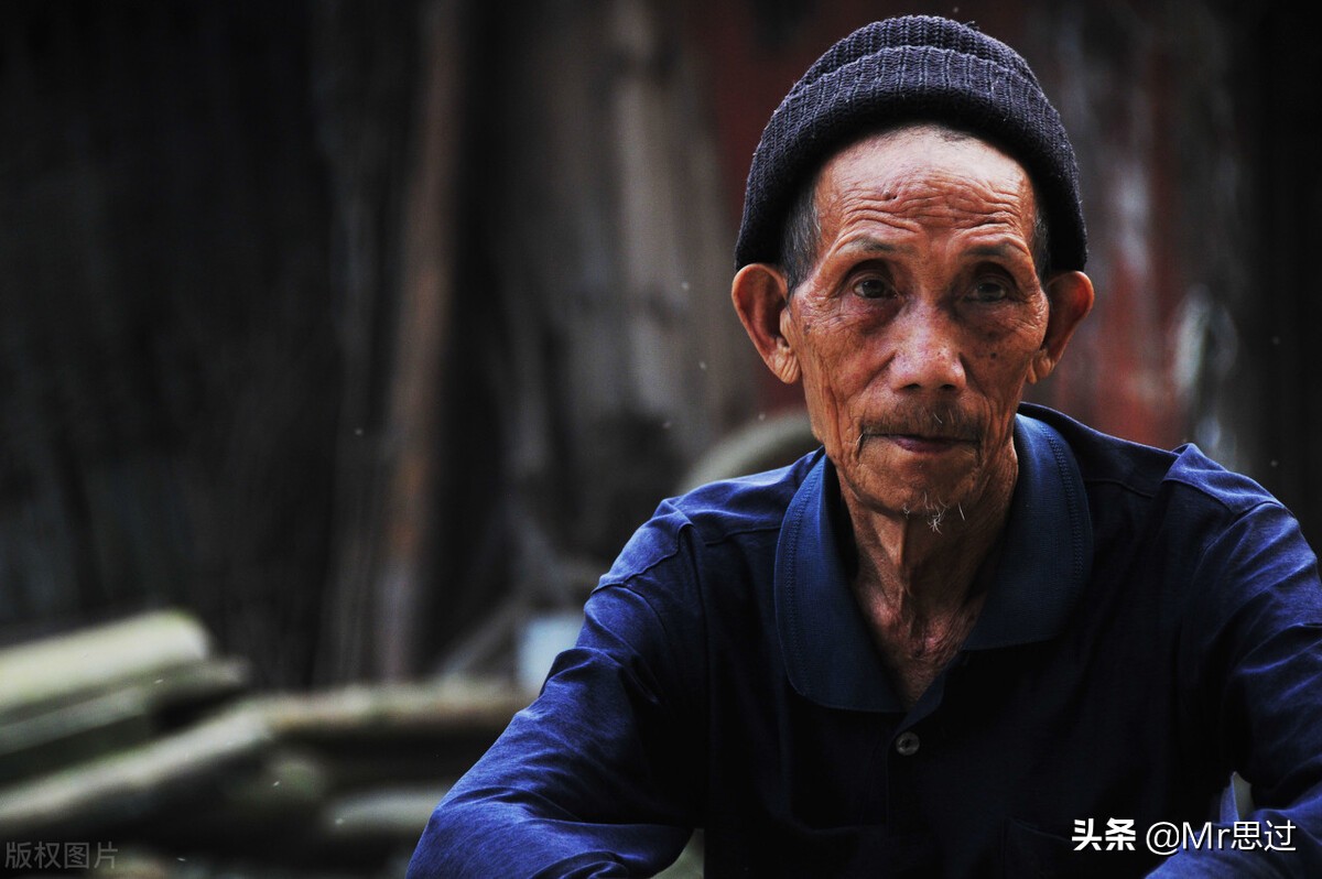 一个农村村干部从一个人人夸赞的好干部到人人骂，他犯了什么错？