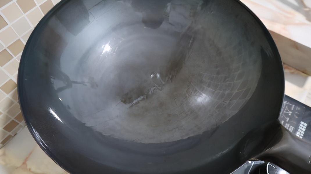 铁锅经常生锈应该如何保养,铁锅如何保养让你家锅干净如新