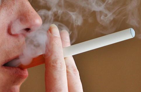 用电子烟和普通烟哪个危害大,香烟和电子烟哪个对呼吸道伤害大