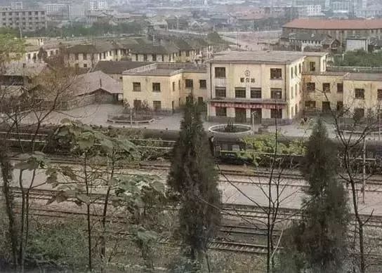 80岁老爷爷的眼睛,80年代的年轻人眼里全是光