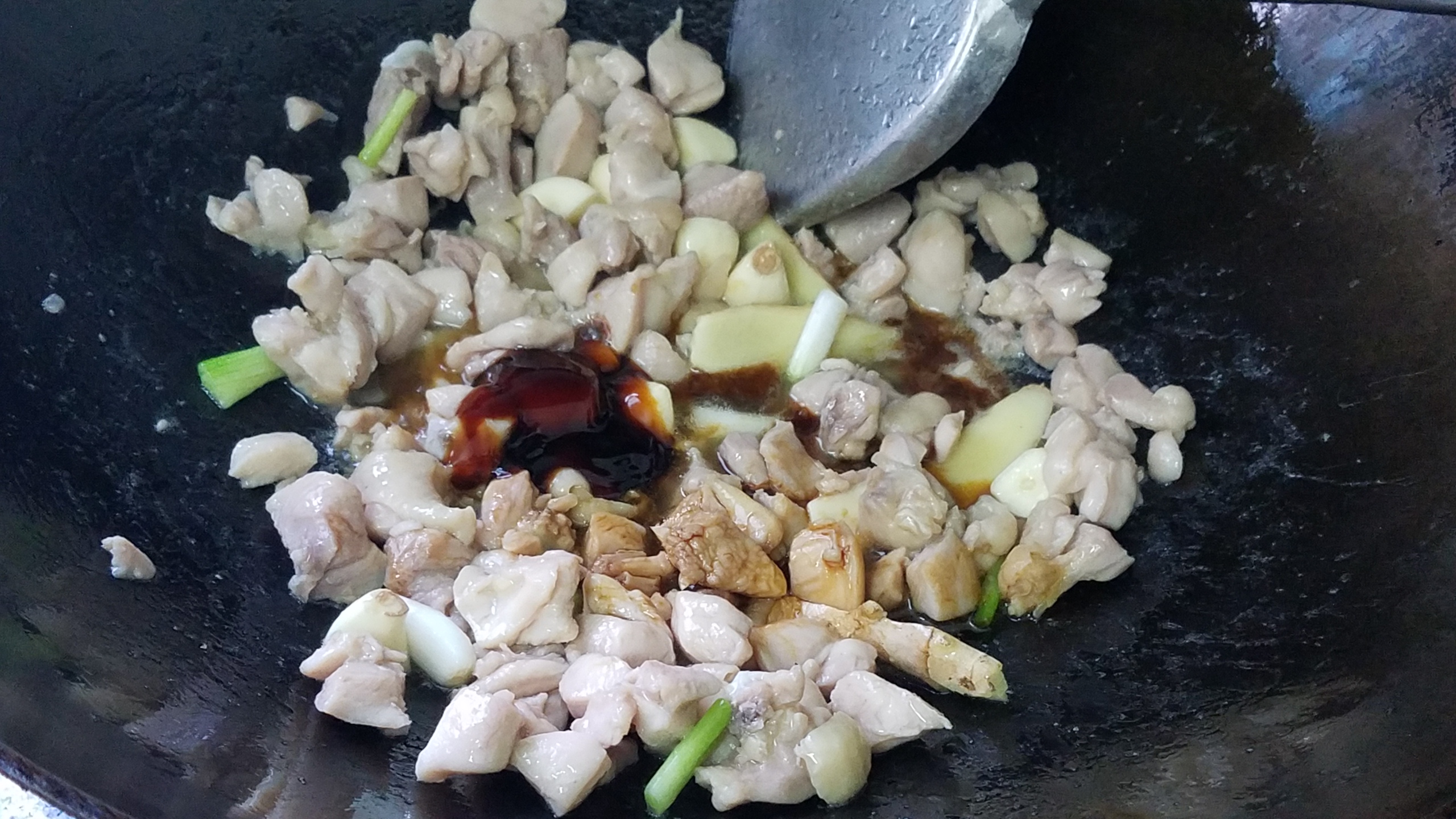 鸡腿炒洋葱的做法简单又好吃,鸡腿洋葱土豆的做法大全家常