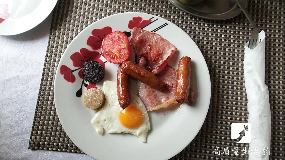 原来火腿肠的金属环下有个“小机关”，轻轻一拉，3秒剥一根！