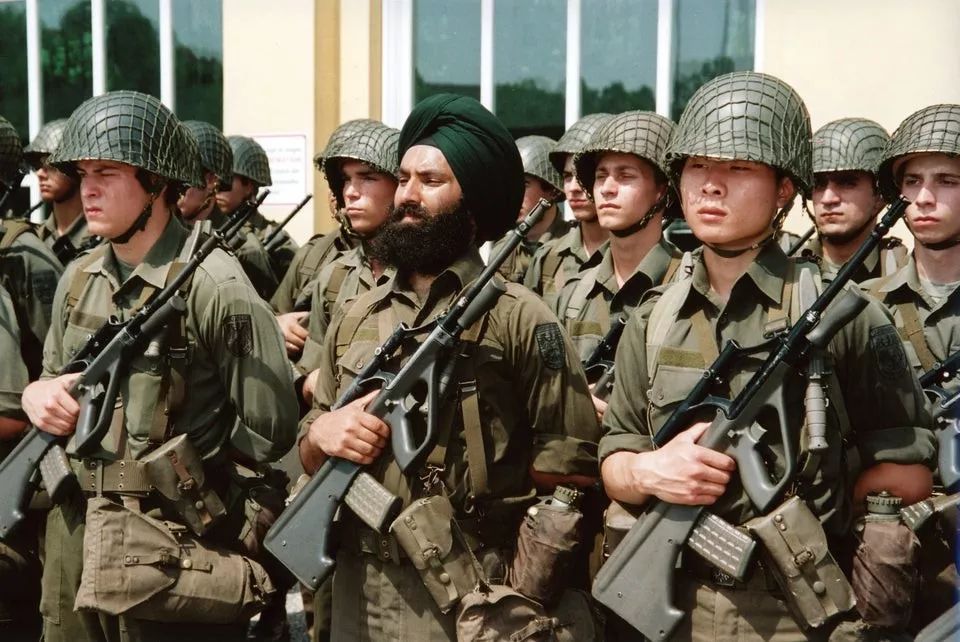 三哥为什么要斜戴帽子,三哥为什么头上裹着头巾