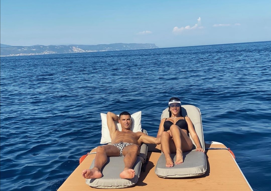 c罗ins晒庆祝图让粉丝帮忙配文,c罗推特晒度假照