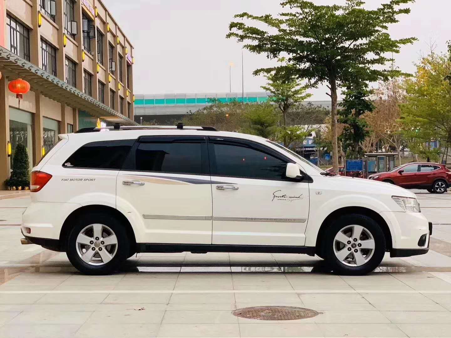 7座菲亚特汽车，2.4排量，时尚的设计，强劲的动力，适合居家旅游