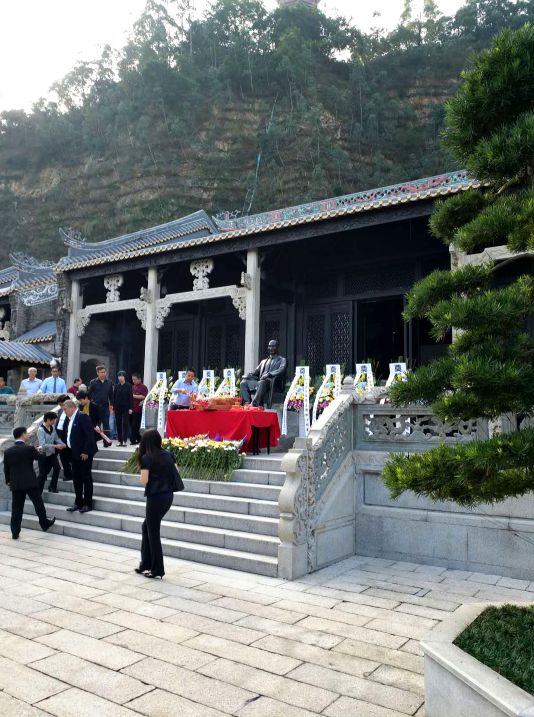 郭晶晶霍启刚带孩子稻田插秧,霍启刚郭晶晶一起插秧吃农家饭