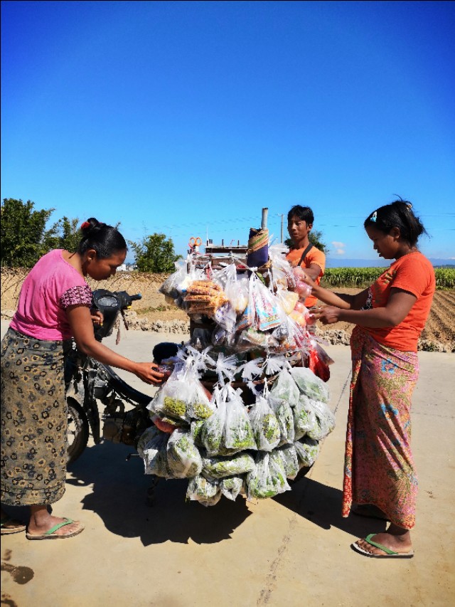 缅甸女人河边洗头,缅甸女街边洗头