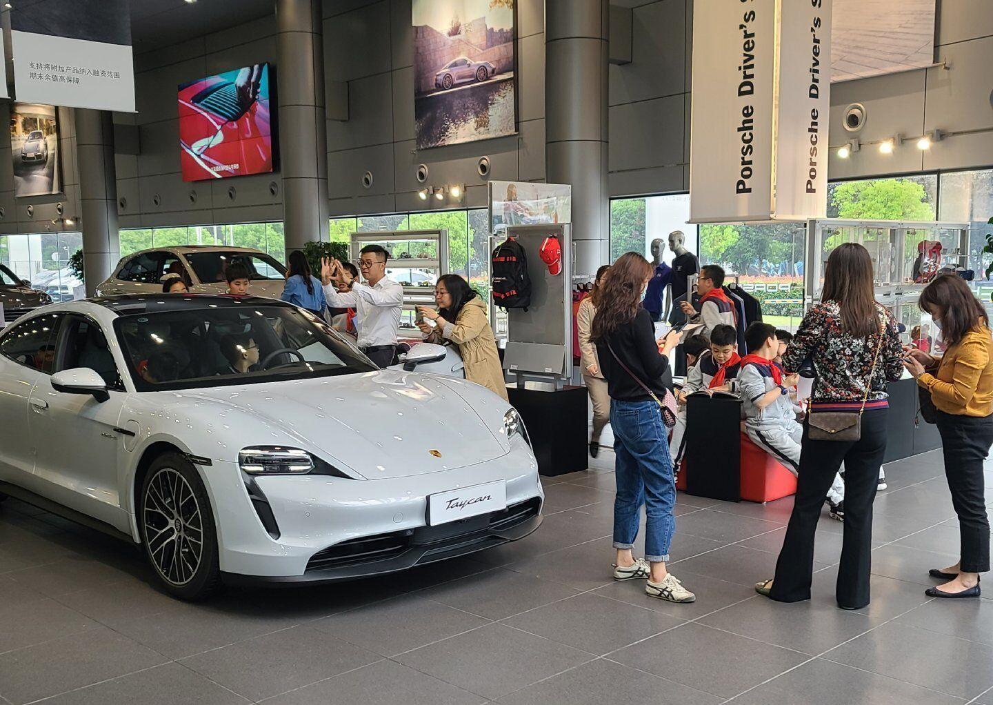 农村孩子在玩泥巴,农村的孩子在田里玩泥巴