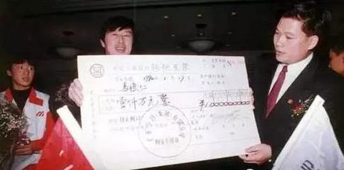 乐百氏的创始人叫何伯权,乐百氏董事长何伯权