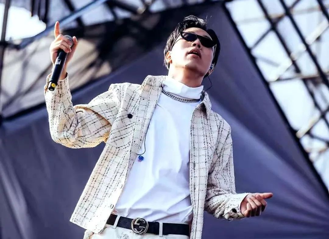 一不小心，《官方回答》成了夏天最火的hitsong