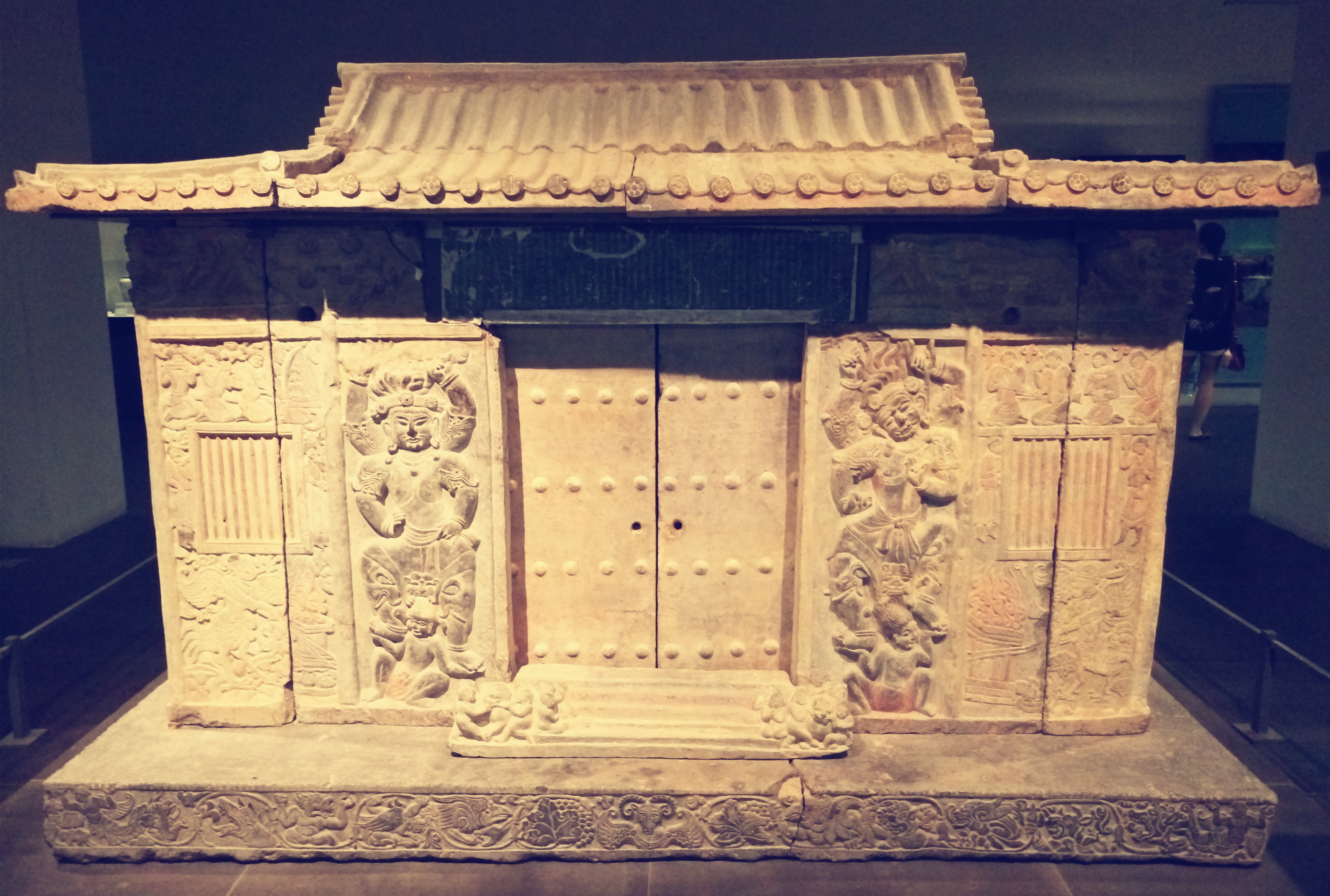 西安挖出古墓历史人物,考古发现一个石棺的故事