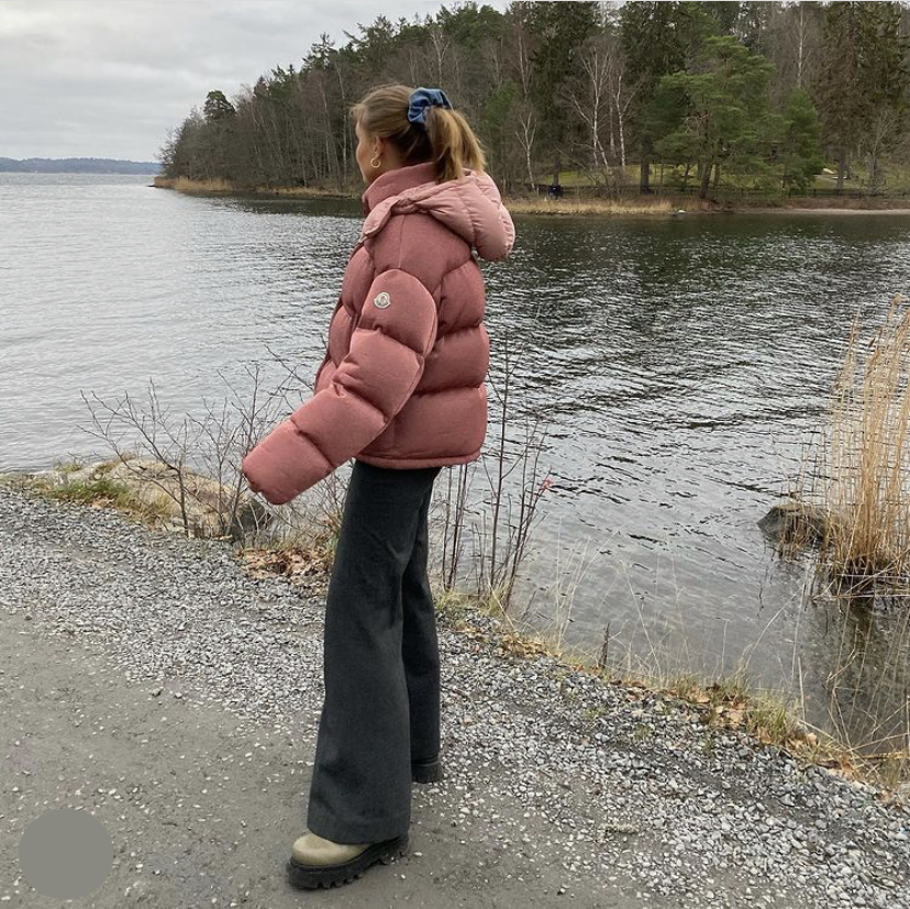白色长款羽绒服搭白色短靴好看么,今年穿羽绒服就别配短靴了