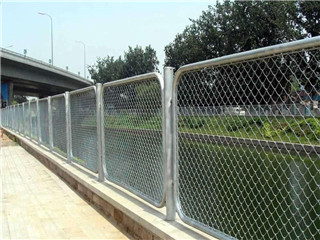 勾花网用什么护栏,勾花护栏网哪里好