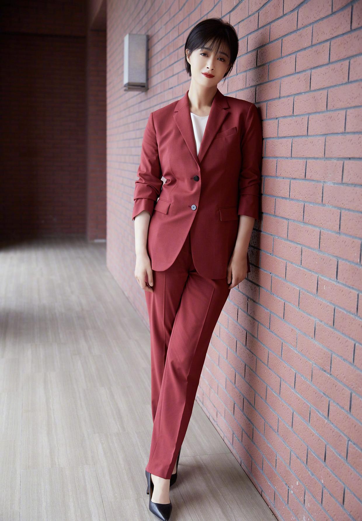 蒋欣同款大衣显瘦高级感正肩,蒋欣又换新发型意外减龄又高级