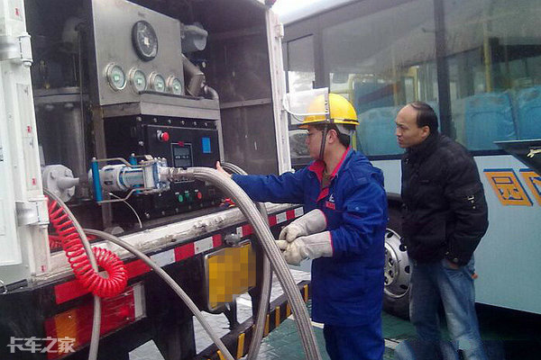 国六lng车价格,国六lng牵引车费气