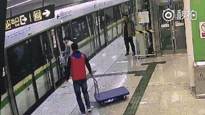 新生儿用婴儿车的危害,预防婴儿车上的安全小隐患