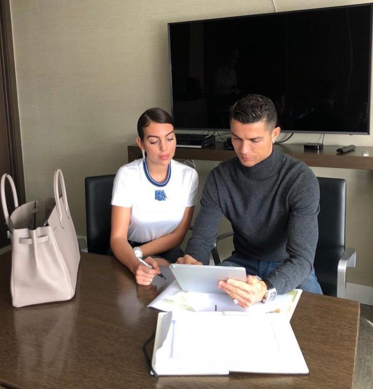 c罗确诊新冠后首次露面,c罗疫情隔离期